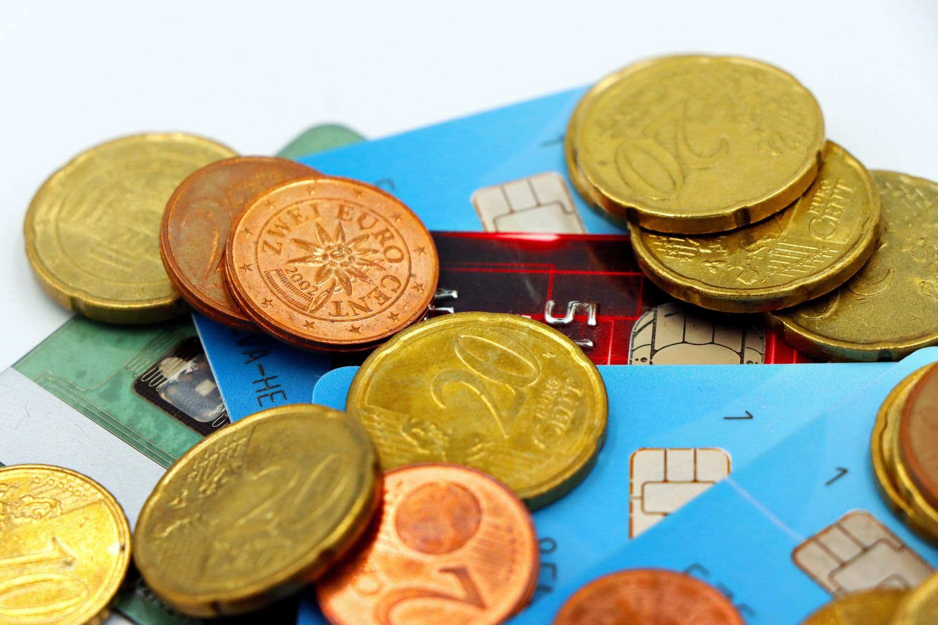 Pièces et cartes de paiement, illustration d'une saisie sur compte bancaire.